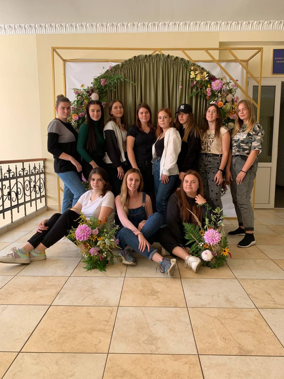 Детальніше про статтю Виробниче навчання з професії “Флорист. Оформлювач вітрин, приміщень та будівель”