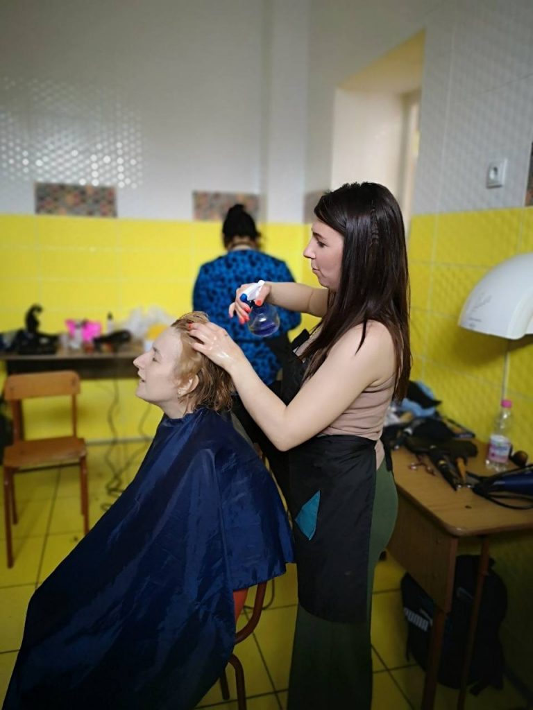 Детальніше про статтю Перукарські послуги внутрішньо переміщеним особам