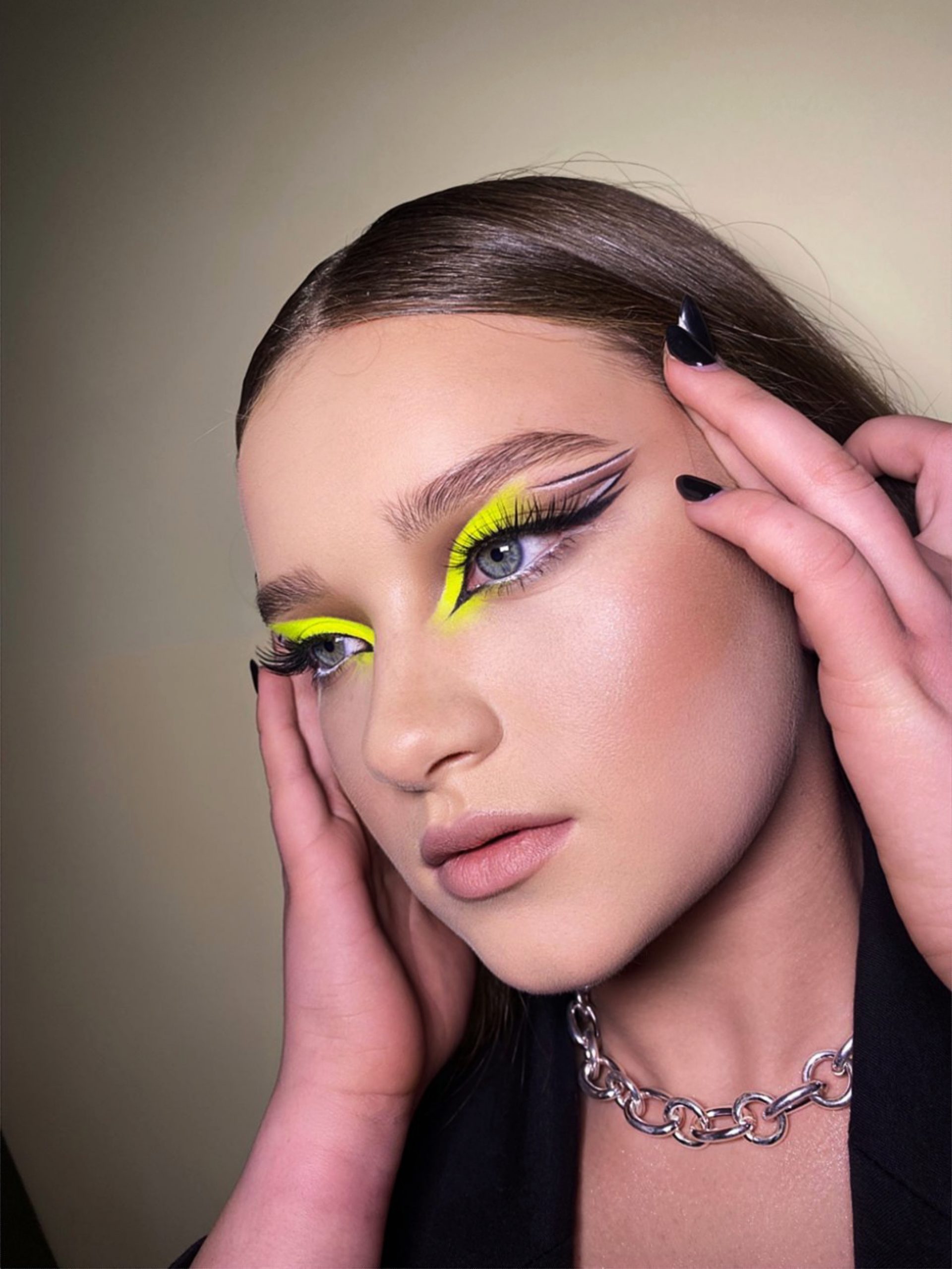 Детальніше про статтю Поетапна кваліфікаційна атестація з професії “Візажист”