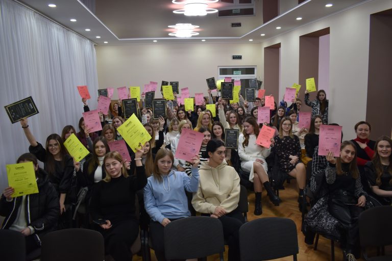 Детальніше про статтю Нагородження учасників онлайн конкурсу перукарського, візажного і манікюрного мистецтв серед учнів Львівського вищого професійного училища побутового обслуговування «Україна понад усе»