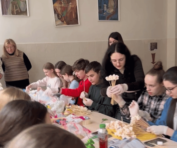 Детальніше про статтю Майстер-клас із виготовлення солодких букетів для учнів СЗШ №9 м. Львова