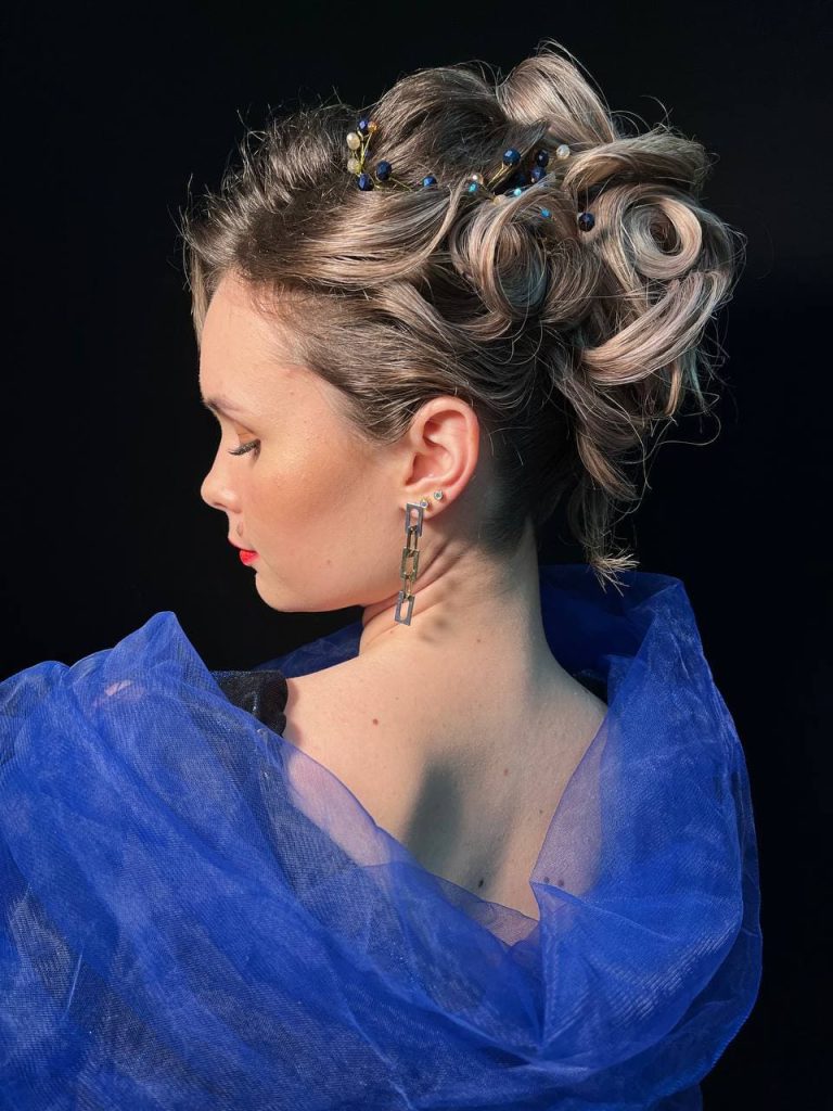 зачіска пучок з елементами плетіння