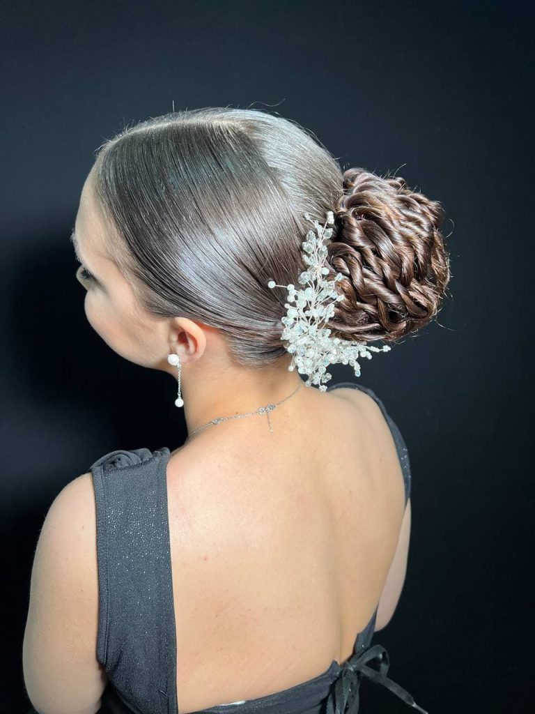 Кубок Києва, зачіску створили учнів Львівського професійного коледжу індустрії краси та моди