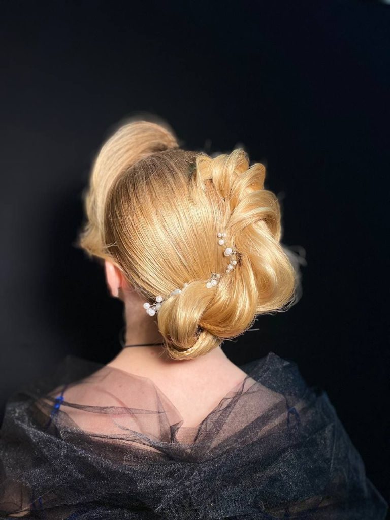 жіноча весільна зачіска створена учнями ЛПК ІКМ