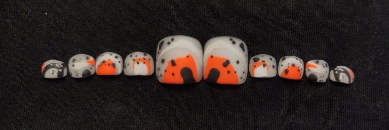 літній оранжево білий педикюр