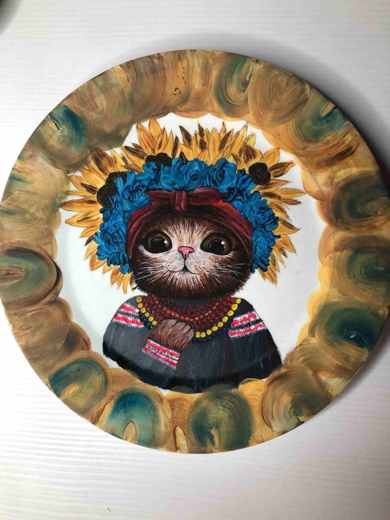 котик українець , намальований на тарілці