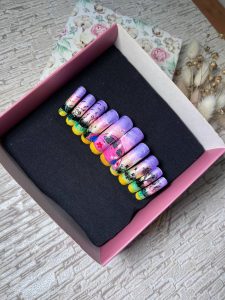 нігті у коробочці від учнів Львівського професійного коледжу індустрії краси та моди