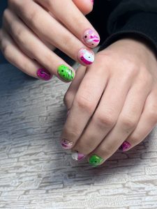 молодіжний манікюр на коротких нігтях