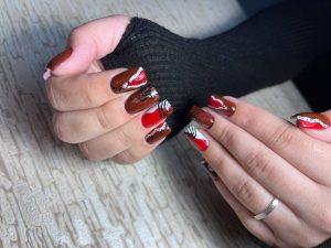 червоний манікюр створили учні