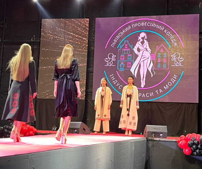 Детальніше про статтю Етноколекції «Львівська берелка» та «Незламна», представлені на Lviv Kids Fashion Show.