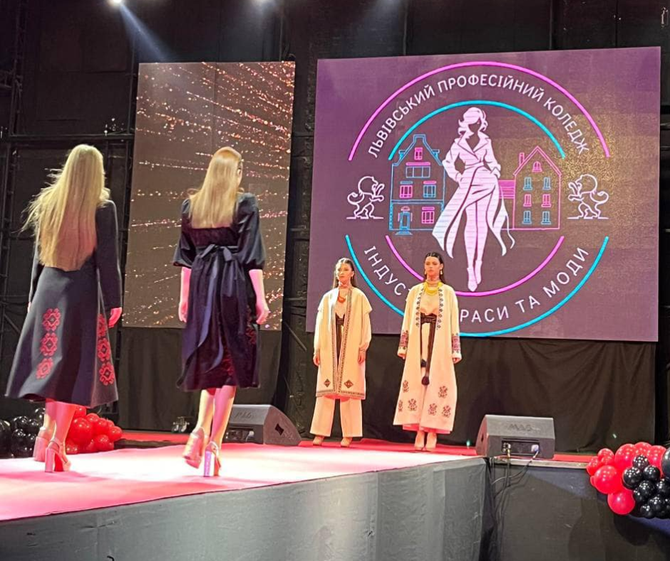 Детальніше про статтю Етноколекції «Львівська берелка» та «Незламна», представлені на Lviv Kids Fashion Show.