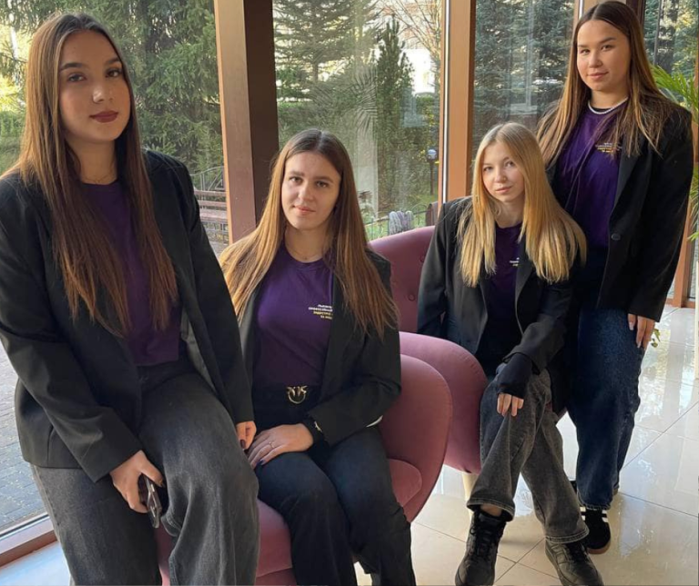 Детальніше про статтю 📌 Другий «Табір підприємництва» у Львові. Учні Львівського коледжу презентували мінікомпанію «ЕКОCОRК»