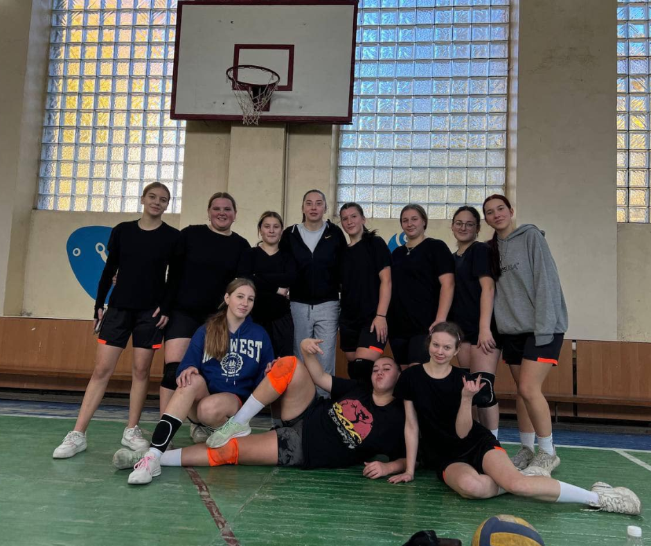Детальніше про статтю 🥳 Вітаємо волейбольну команду Львівського коледжу індустрії краси та моди з перемогою!