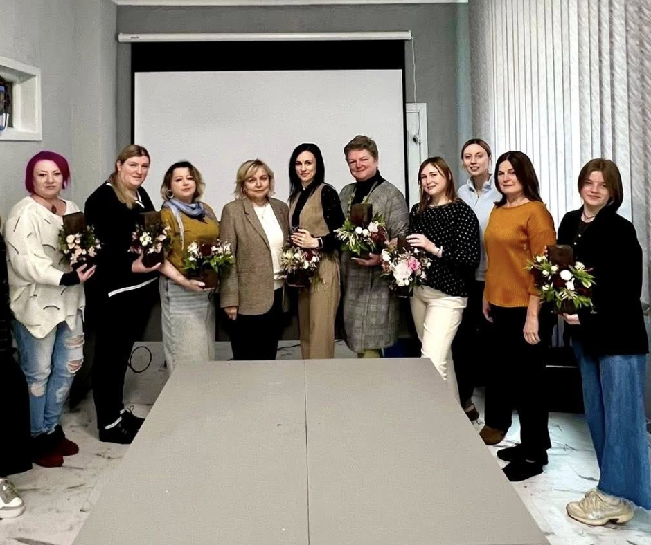 Детальніше про статтю Семінар з флористики: «Мистецтво створення гармонійних квіткових композицій»