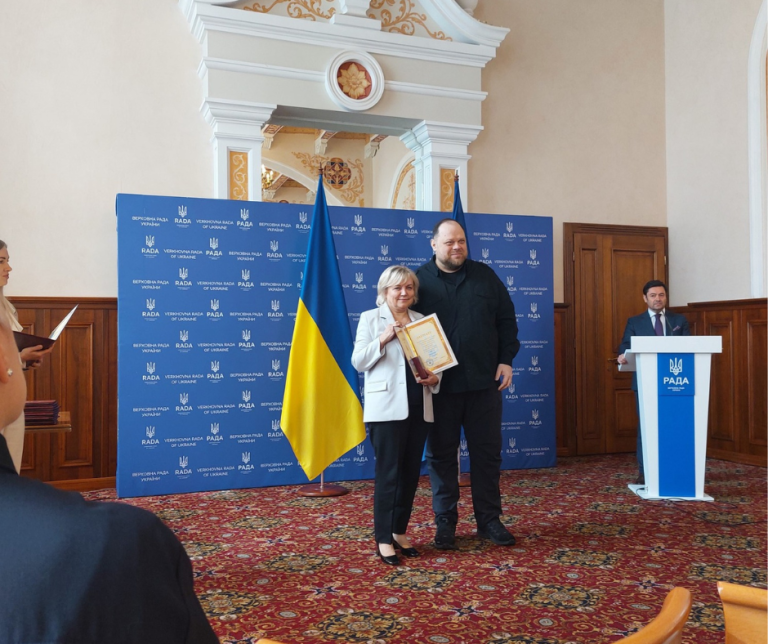 Детальніше про статтю Вітаємо Лесю Максимів  з високою відзнакою нагородою від Верховної Ради України!